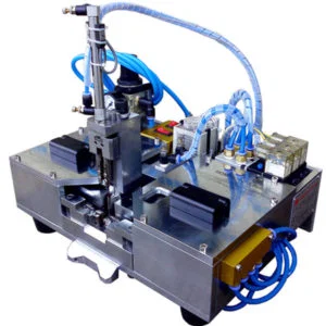 將內線放在塑膠線爪支架上