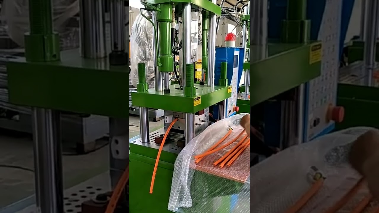 450ST PVC塑膠射出成型機｜澳洲標準三扁腳插頭專用機