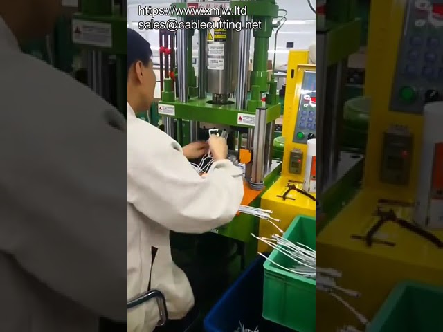 小型立式射出成型機｜PVC電線插頭包覆成型專用機