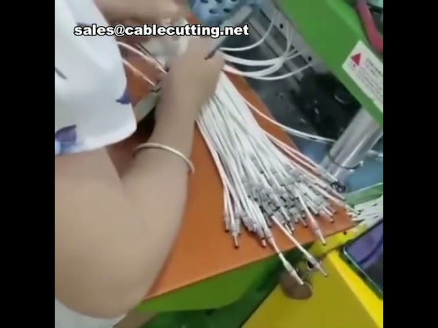 立式射出成型機精準成型DC插頭與電纜 | 適用PVC/TPE/PP/PE材料