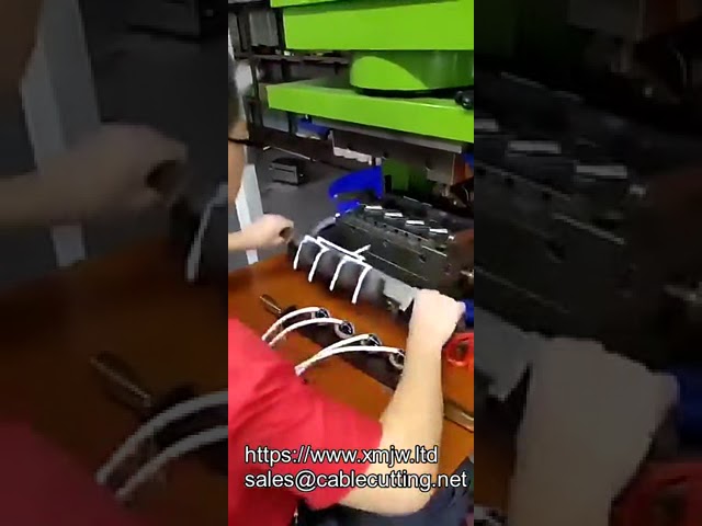立式鎖模臥式射出成型機｜AC/DC插頭電子塑膠零件專用機