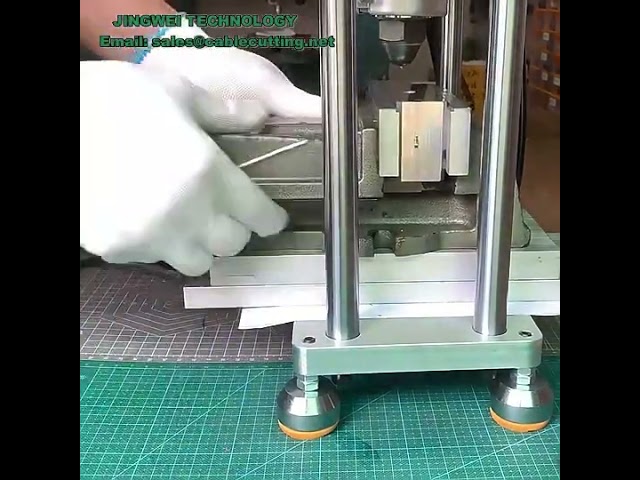 110V/220V 50G桌上型立式射出成型機｜USB充電開關插頭塑膠製品專用