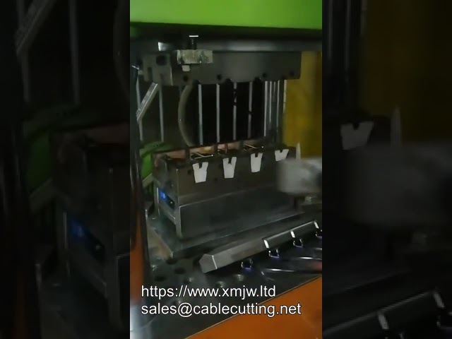 立式射出成型機 | PVC、PU、橡膠、ABS 電源插頭製造專用機